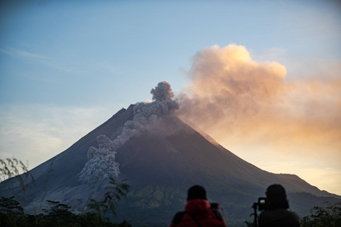 Gunung Merapi Luncurkan Awan Panas Guguran 2 Km Pagi Ini: Ancaman dan Imbauan BPPTKG
