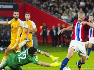 Haaland Hancurkan Brasil, Douglas Santos Gagal Kawal Monster Norwegia