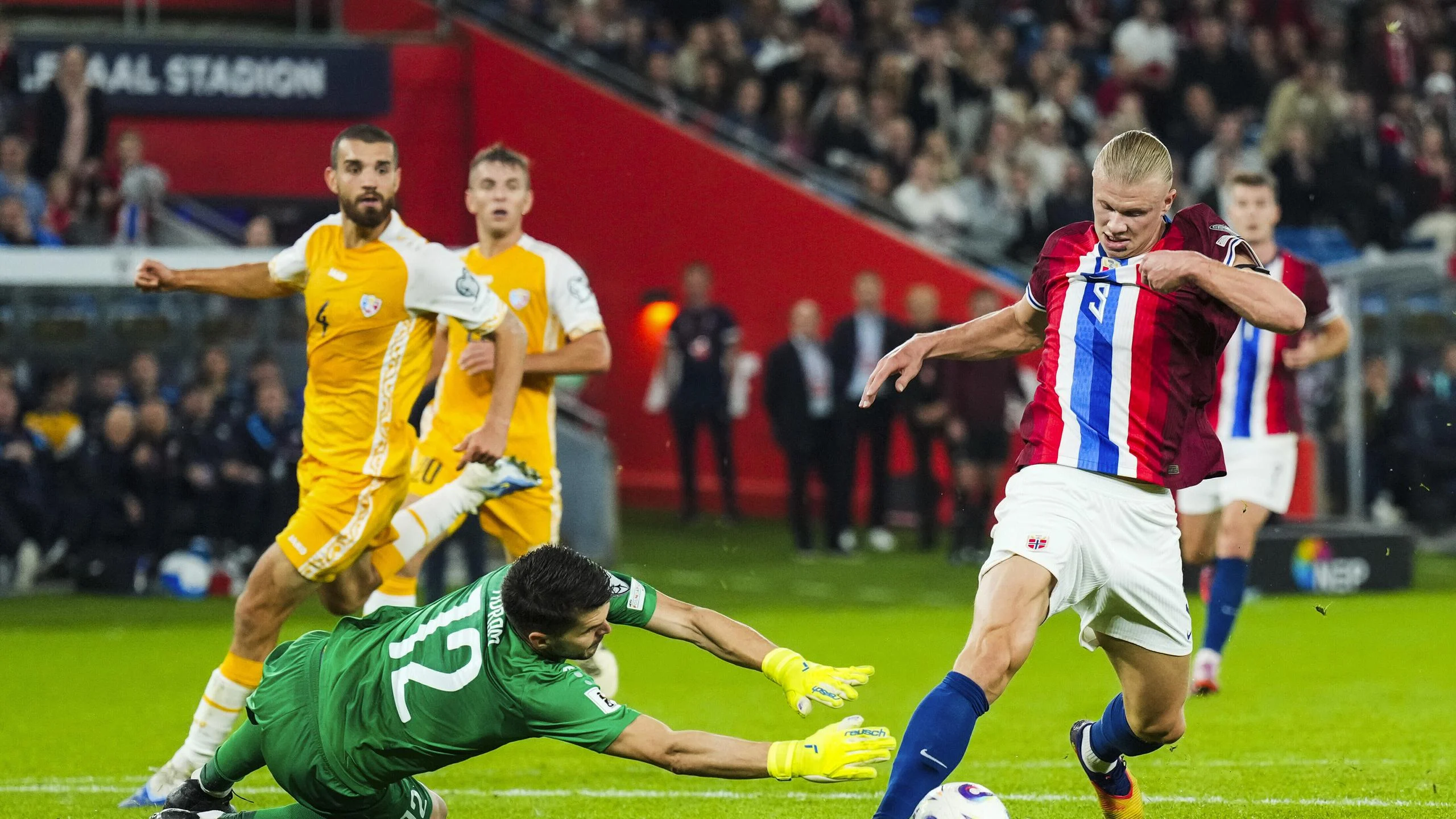 Haaland Hancurkan Brasil, Douglas Santos Gagal Kawal Monster Norwegia