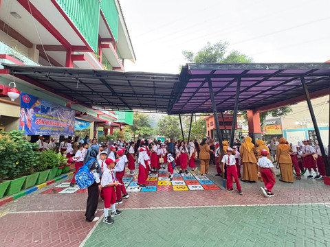 Hari Pertama Sekolah di SDN Warakas 01: Antusiasme Orang Tua dan Anak Warnai MPLS 2026