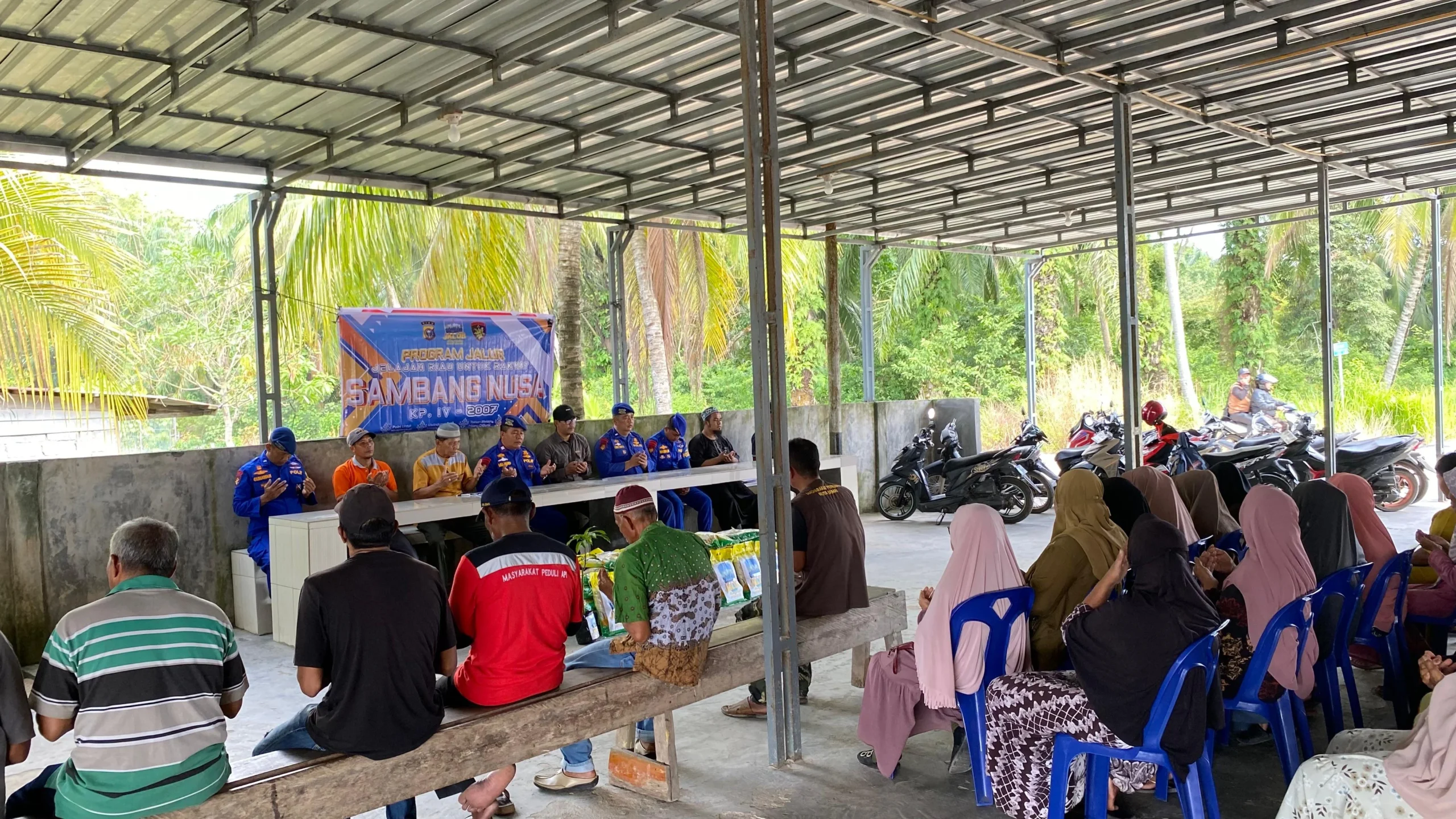 JALUR Ditpolairud Polda Riau Bagikan Sembako untuk Warga Pesisir Dumai: Wujud Kepedulian dan Pemberdayaan Ekonomi