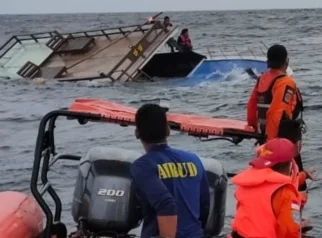 Kapal Wisata Tenggelam di Perairan Bima, 45 Penumpang Berhasil Dievakuasi Tim SAR