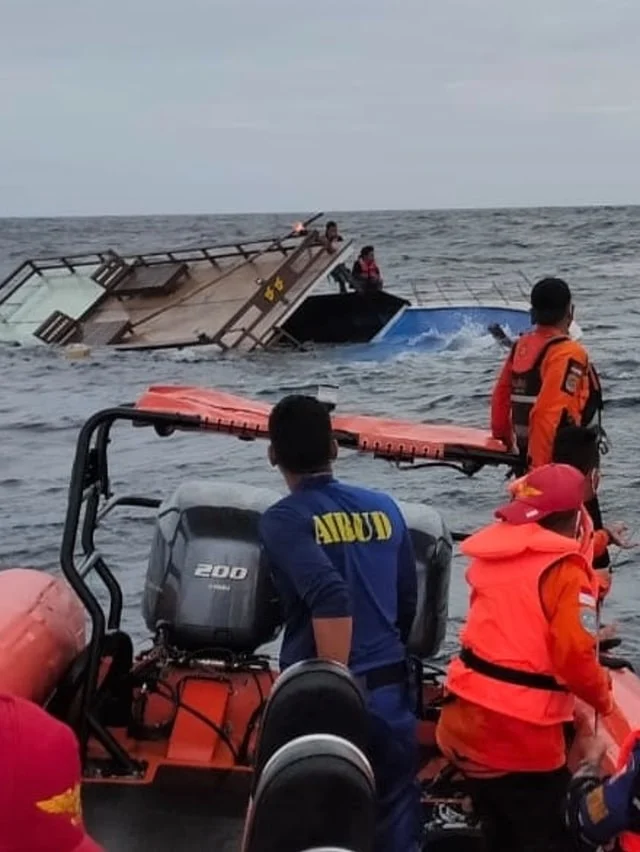 Kapal Wisata Tenggelam di Perairan Bima, 45 Penumpang Berhasil Dievakuasi Tim SAR