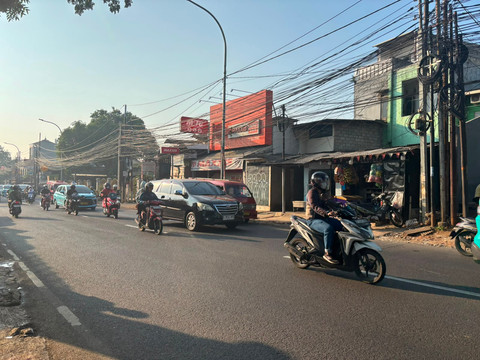 Kecelakaan Beruntun di Jalan Raya Pondok Gede: Mobil Hantam Motor, Kronologi dan Dampak Lalu Lintas