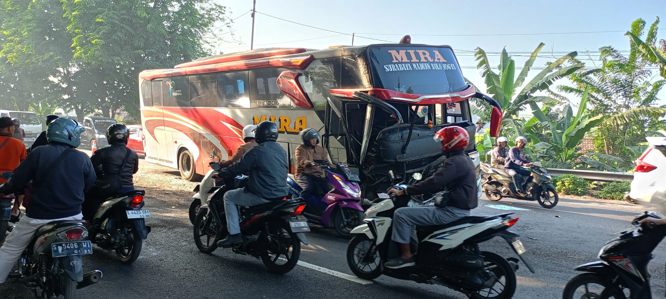 Kecelakaan Maut di Sidoarjo: Bus Mira Tabrak Innova, Satu Tewas dan Tiga Luka