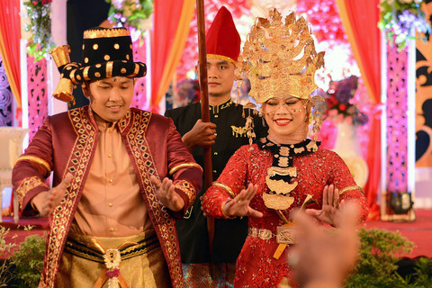 Keluarga atau Seremoni: Mengkritisi Budaya Kehadiran Bersyarat Pernikahan Batak