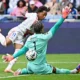 Kemenangan Tipis Lyon atas Servette Diwarnai Kekhawatiran soal Kondisi Malick Fofana