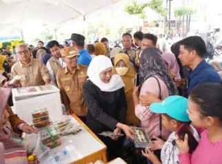 Kendalikan Inflasi, Gubernur Jatim dan Bupati Bangkalan Tinjau Pasar Murah: Upaya Nyata Menjaga Daya Beli Masyarakat