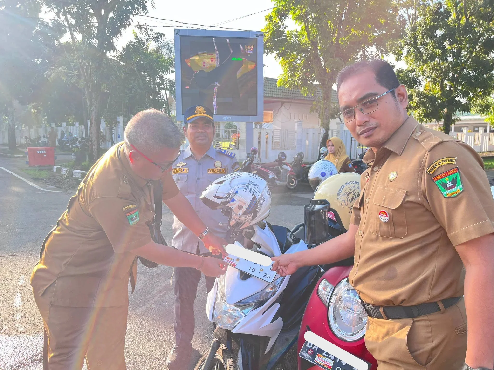 Kendaraan ASN Pasaman Barat yang Tunggak Pajak Dipasang Stiker: Langkah Tegas Menuju Kepatuhan Pajak Daerah