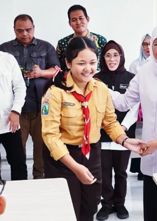 Khofifah Undang Siswi Sekolah Rakyat Banyuwangi Tampil di Grahadi: Apresiasi Bakat dan Komitmen Pendidikan Gratis