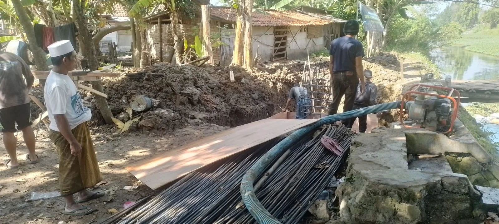 Koramil Burneh dan Warga Gotong Royong Renovasi Jembatan: Wujud Karya Bhakti TNI AD