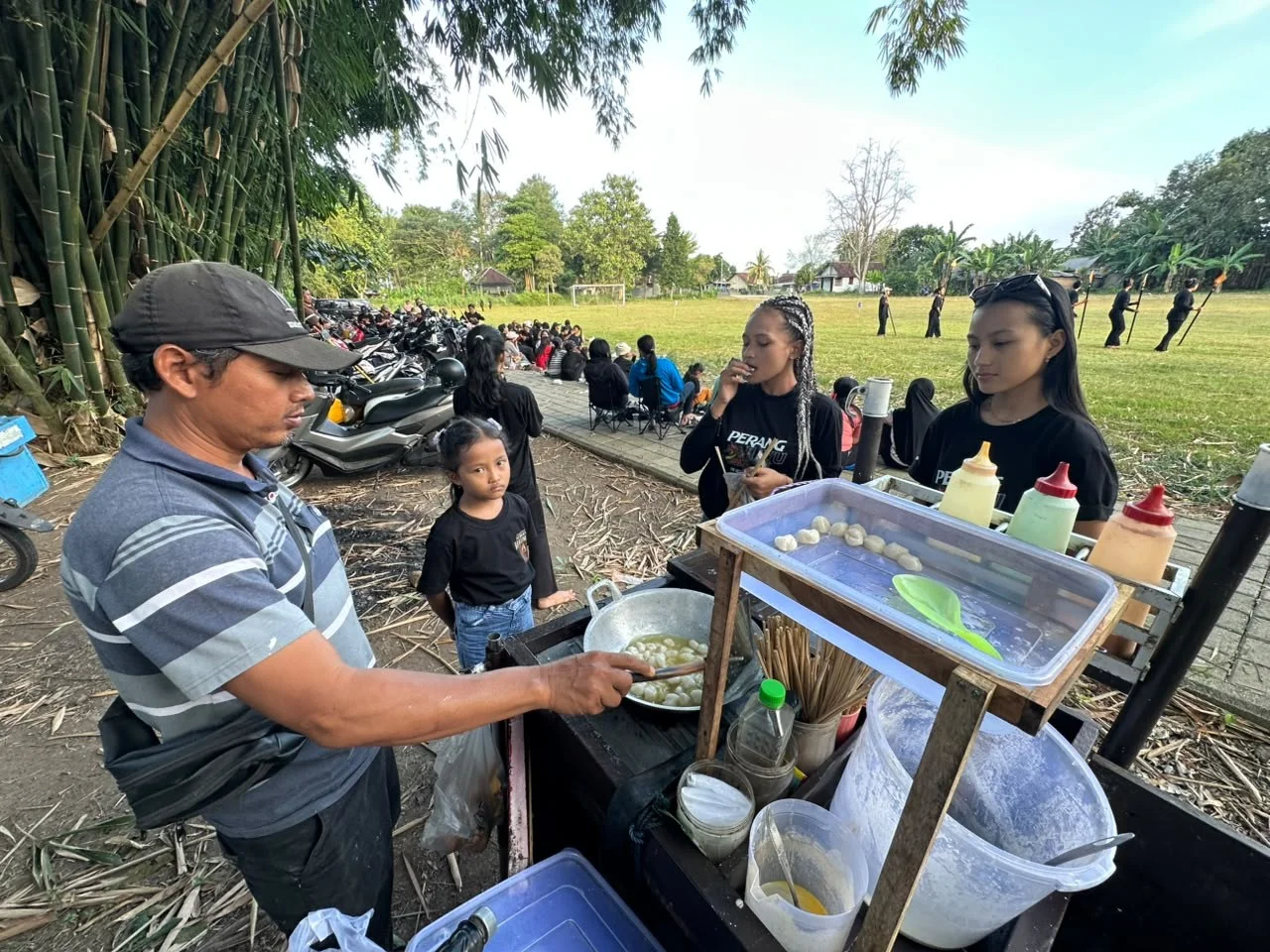 Latihan BEC 2026 Dongkrak Penjualan Pedagang Camilan Srono