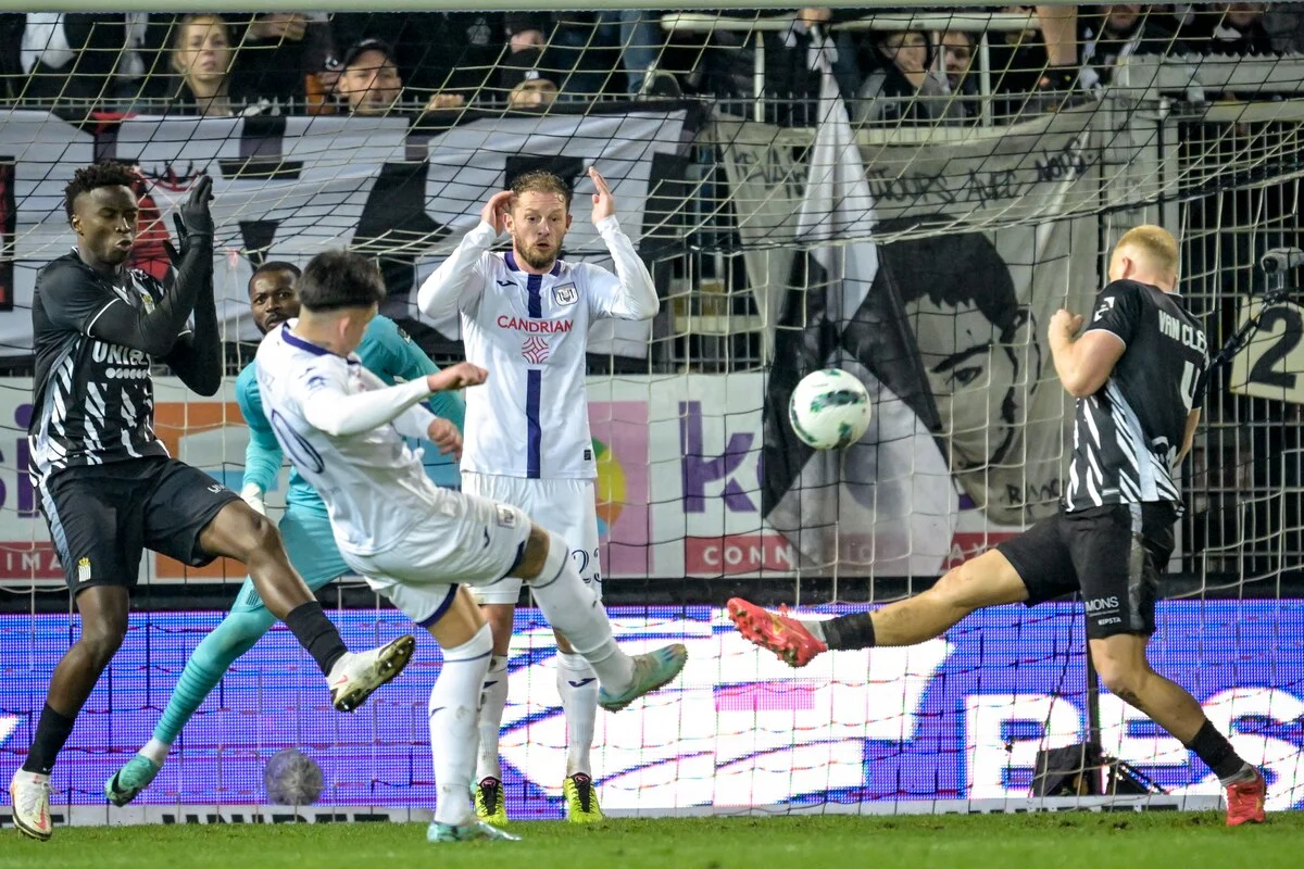 Lens vs Charleroi Berakhir Imbang Dramatis, Bek Anderlecht Cetak Gol