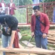 Mahasiswa Uniraya Gotong Royong Bersama Satgas Karbak di Nias Selatan