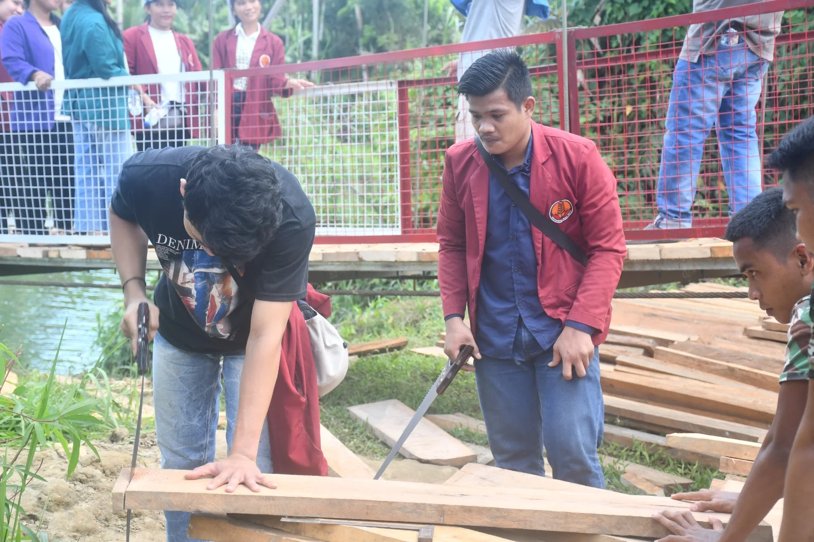 Mahasiswa Uniraya Gotong Royong Bersama Satgas Karbak di Nias Selatan