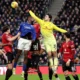 Man United Buru Kiper Cadangan Baru Usai Senne Lammens Kokoh di Posisi Utama