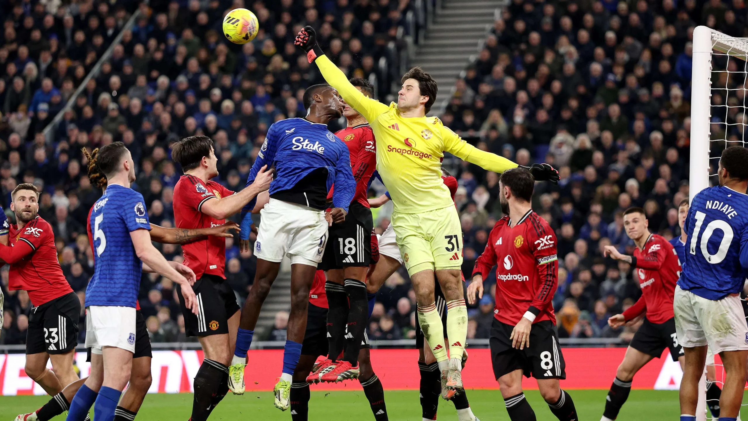 Man United Buru Kiper Cadangan Baru Usai Senne Lammens Kokoh di Posisi Utama