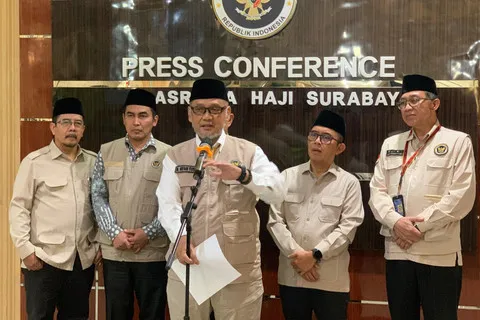 Momen Haru Penutupan Haji 2026: Menhaj Lepas Rompi Petugas dan Sujud Syukur