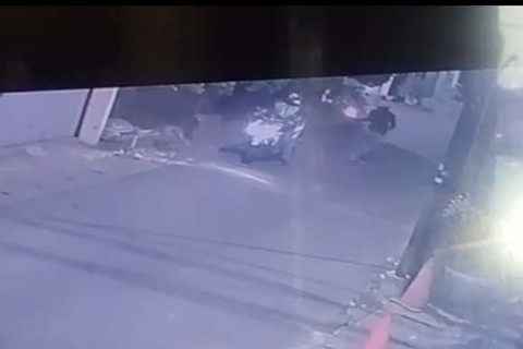 Momen Pengendara Lempar Molotov ke Pagar Rumah Pengacara di Jaktim Terekam CCTV: Motif Masih Diselidiki