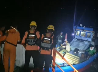 Operasi Towing Dramatis di Perairan Bangka: Tim SAR Gabungan Evakuasi Sembilan Awak KM Kharisma