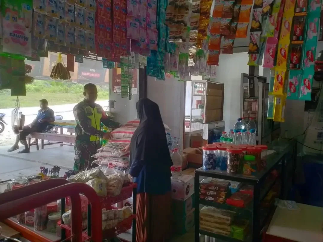 Pantau Warung Desa, Prajurit TNI Pastikan Harga Sembako Longkib Stabil