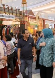 Pastikan Produk Kerajinan Diminati, Ketua Dekranasda Aceh Tinjau Stand di Makassar