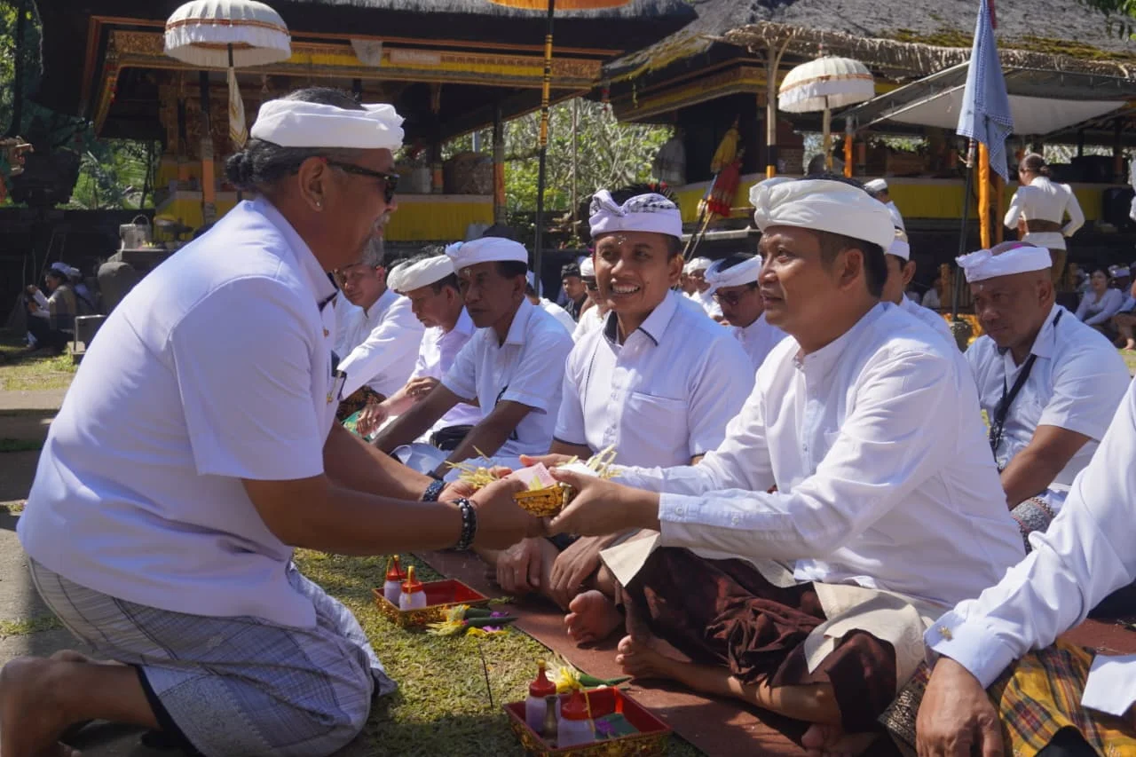 Pemkab Jembrana Gelar Bhakti Penganyar di Pura Mandara Giri Semeru Agung: Wujud Sradha dan Bhakti untuk Keselamatan dan Kesejahteraan Masyarakat