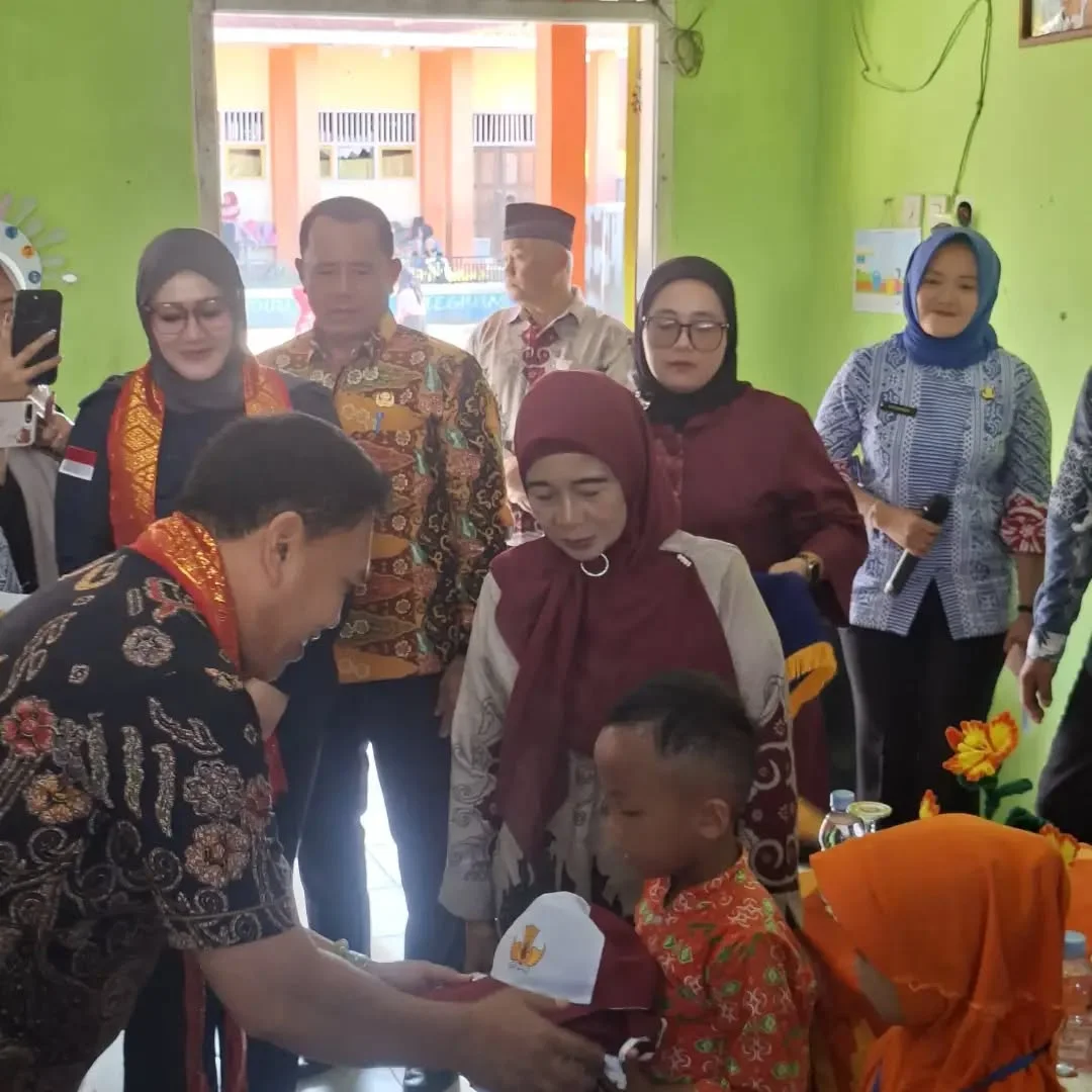 Pemkab Lebong Bagikan Seragam Sekolah Gratis untuk Ringankan Beban Orang Tua