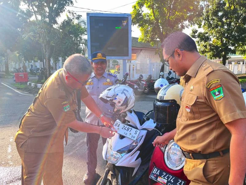 Pemkab Pasbar Tertibkan Kendaraan ASN Penunggak Pajak: 2.748 Unit Terdata Macet, Stiker Peringatan Mulai Dipasang