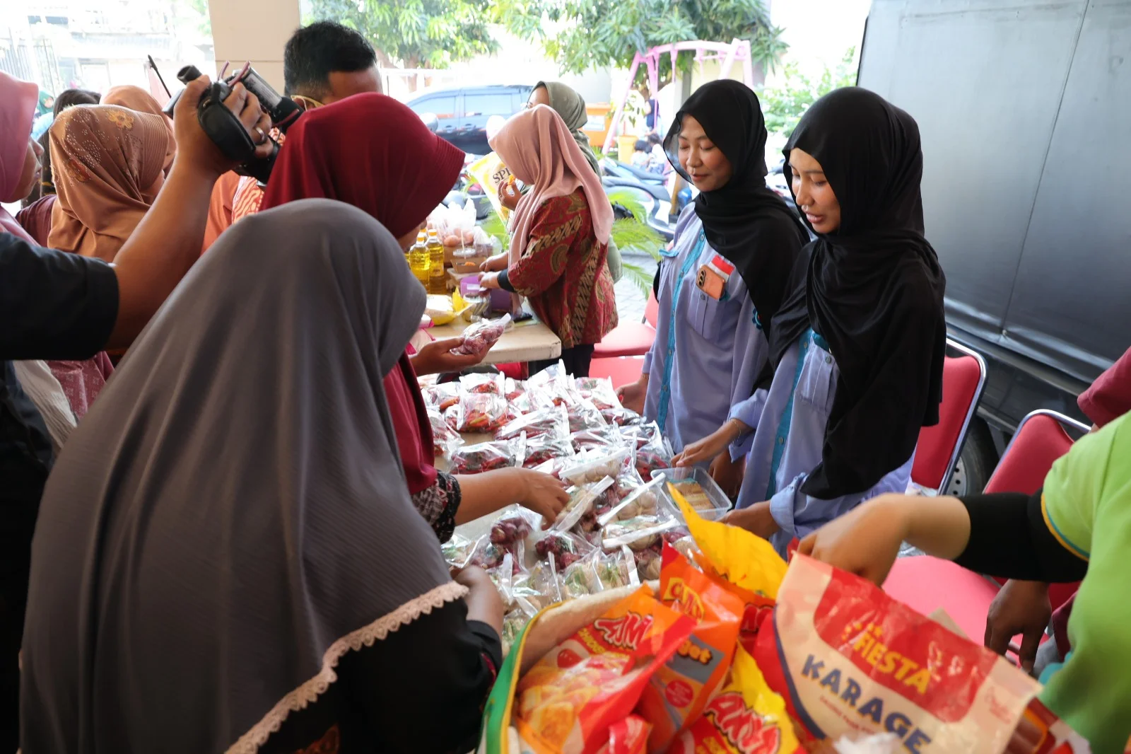 Pemkot Surabaya Gelar Pasar Murah di Kedung Cowek, Warga Antusias Berburu Bahan Pokok di Bawah Harga Pasar