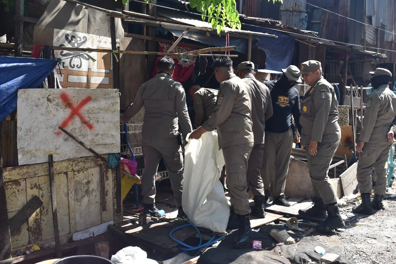 Pemkot Surabaya Tertibkan Lima Bangunan Liar di Jalan Jetis Kulon Pertolongan untuk Perluasan TPS