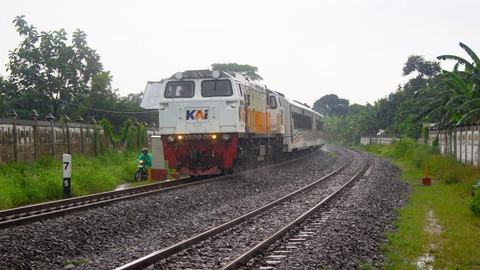 Pemotor di Semarang Tabrak Kereta saat Terobos Perlintasan, Seorang Siswa SD Tewas