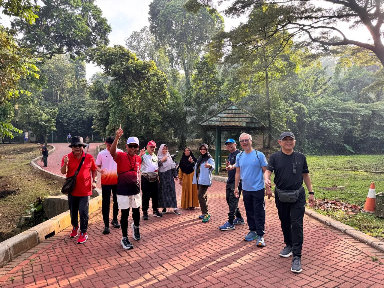Pensiun Sehat ala Perjaka Dapen: Jalan Kaki Jadi Obat, Sementara Bintang Sepak Bola Pilih Pensiun Dini