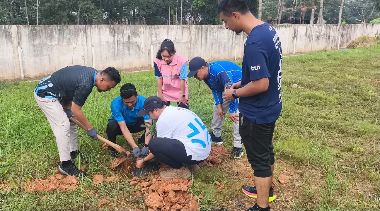 PLN UP3 Metro Tanam 70 Pohon Buah: Aksi Nyata Peringati Hari Lingkungan Hidup Sedunia