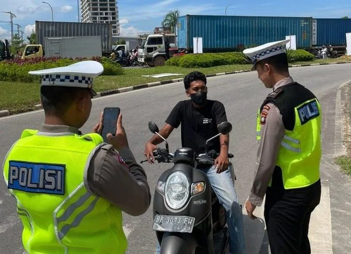 Polisi Lalu Lintas Ingatkan Bahaya Tilang ETLE Palsu dan Modus Penipuan Baru