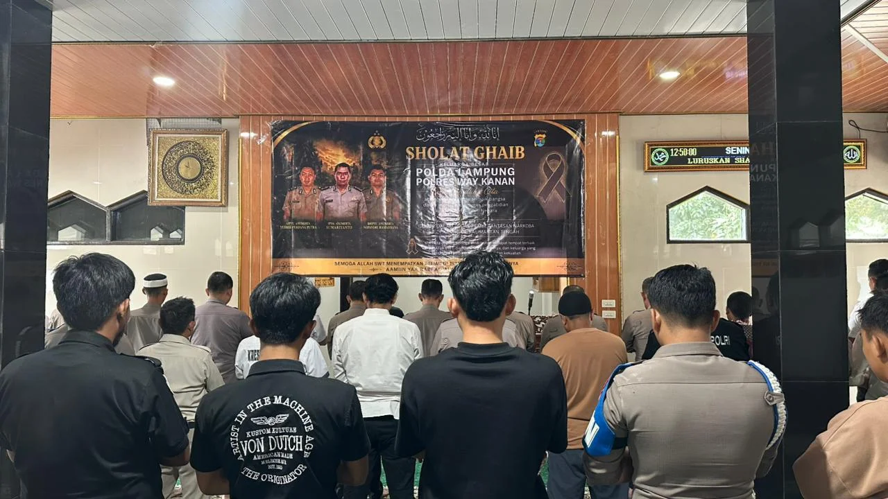 Polres Way Kanan Gelar Salat Gaib untuk Tiga Polisi Gugur di Kalimantan