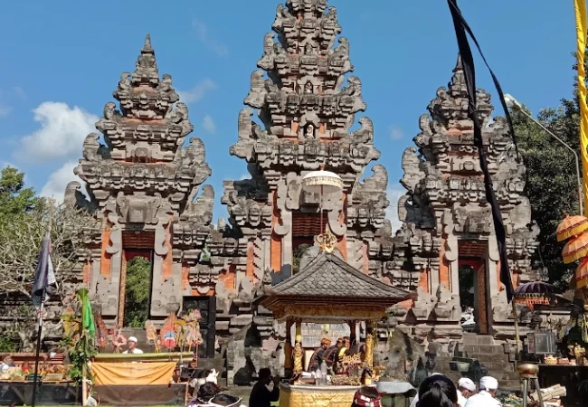 Pura Mandhara Giri Semeru Agung: Simbol Harmoni Budaya Bali dan Jawa di Lereng Semeru
