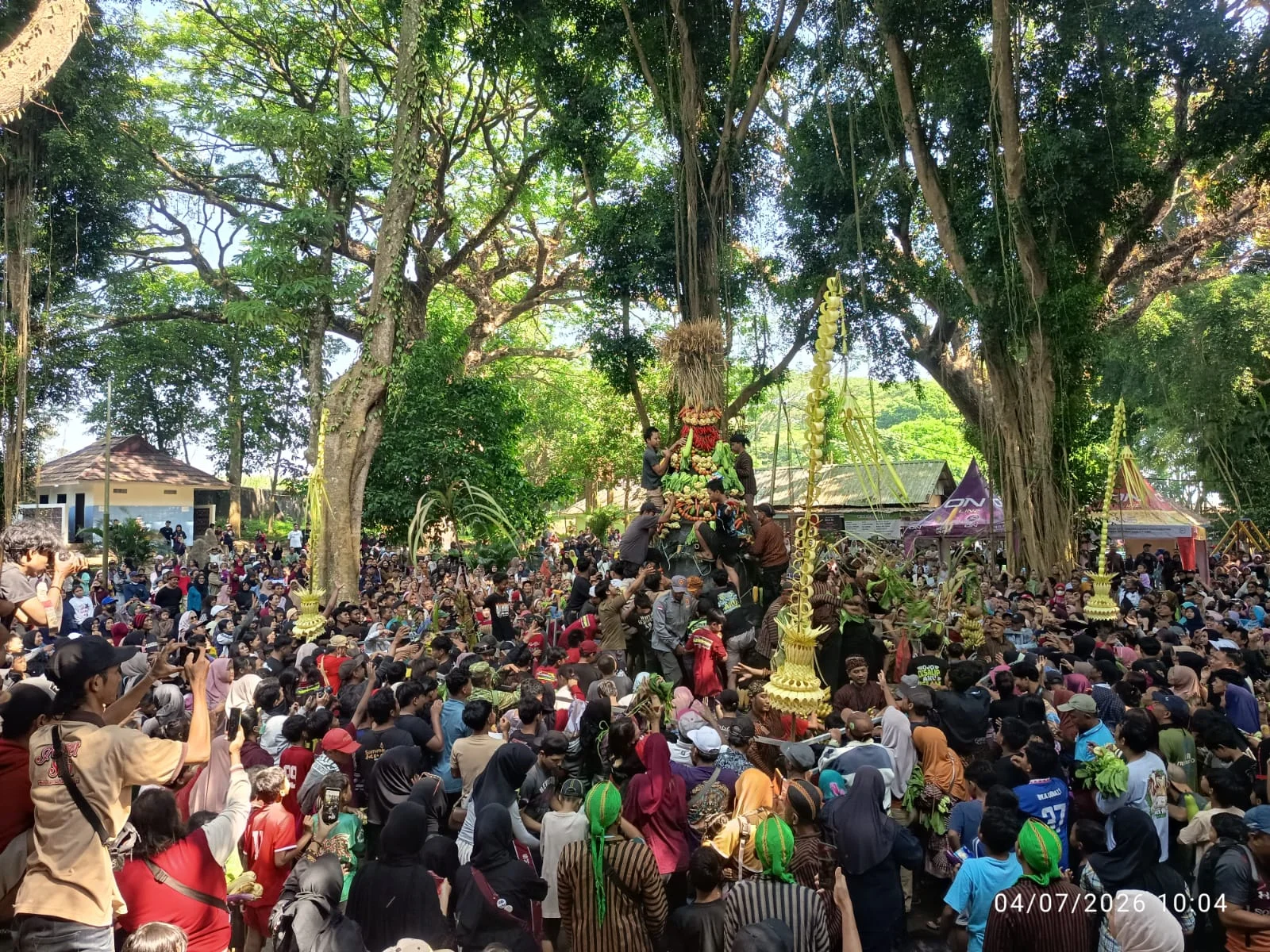 Ribuan Warga Kediri Meriahkan Sedekah Bumi Kirab Kebur Ubalan 2026