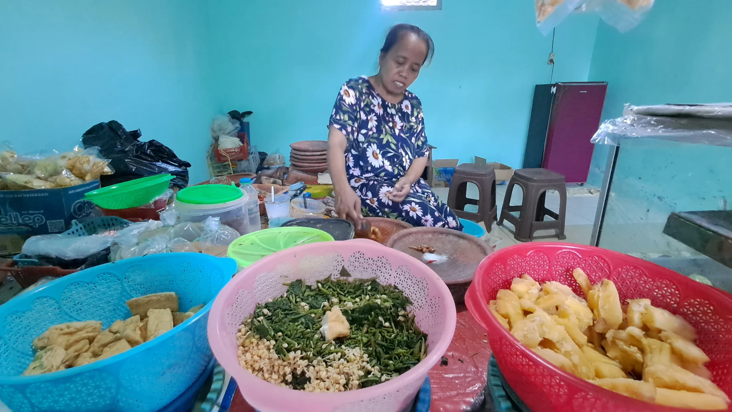 Rujak Legendaris Tomina Bertahan Tiga Dekade: Bukti Cita Rasa Tradisional Tak Lekang Zaman
