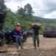 Satgas TMMD Bersama Warga Angkut Material Sejauh 1.600 Meter: Bukti Kemanunggalan TNI-Rakyat di Agam