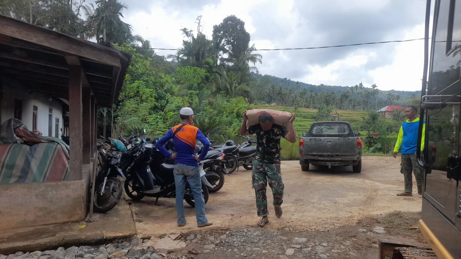 Satgas TMMD Bersama Warga Angkut Material Sejauh 1.600 Meter: Bukti Kemanunggalan TNI-Rakyat di Agam