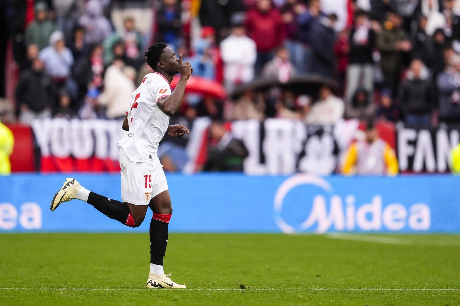 Sevilla FC Lepas Akor Adams ke Venezia dengan Nilai Transfer Fantastis