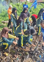 Siswa Madrasah Sadar Wisata, Ikut Gotong Royong Bersihkan Pantai Bersama Pemda