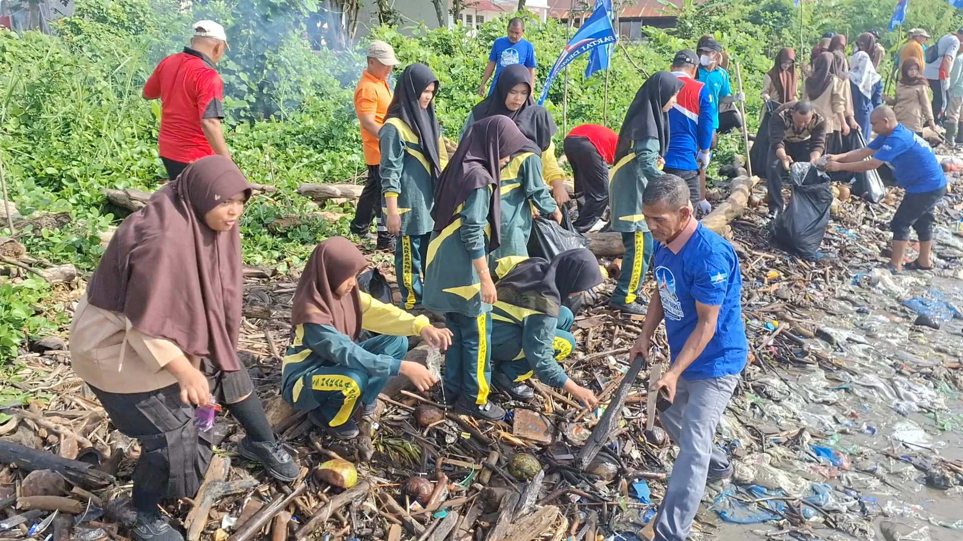 Siswa Madrasah Sadar Wisata, Ikut Gotong Royong Bersihkan Pantai Bersama Pemda