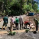 Terik Matahari Tak Surutkan Semangat Gotong Royong Satgas TMMD di Agam