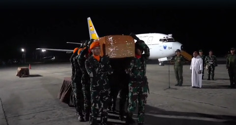 TNI Serahkan Jenazah Pilot PT AMA yang Ditembak, Diberi Penghormatan Militer