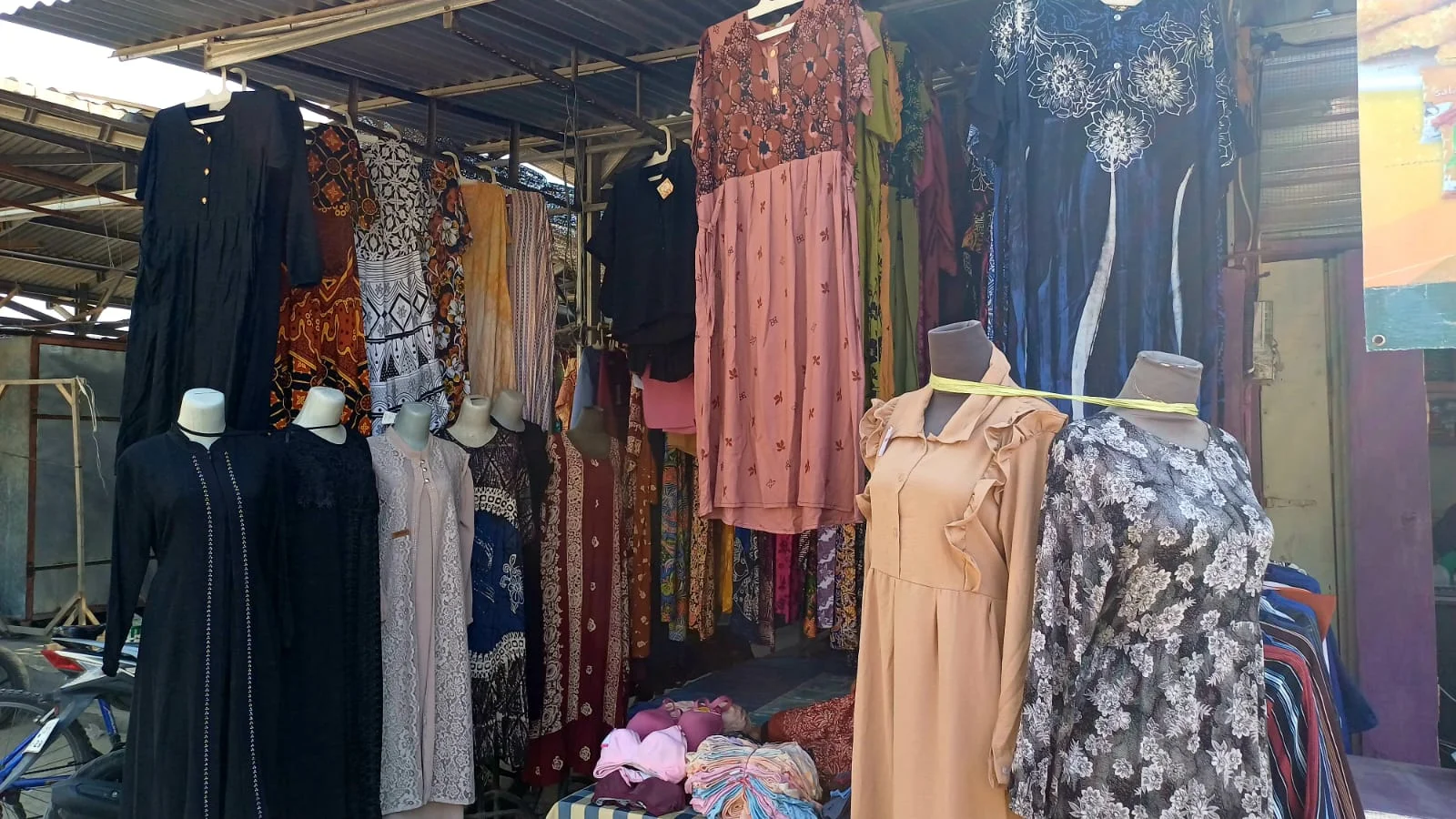 Tren Belanja Berubah, Lapak Pakaian di Pasar Tradisional Sepi Pembeli