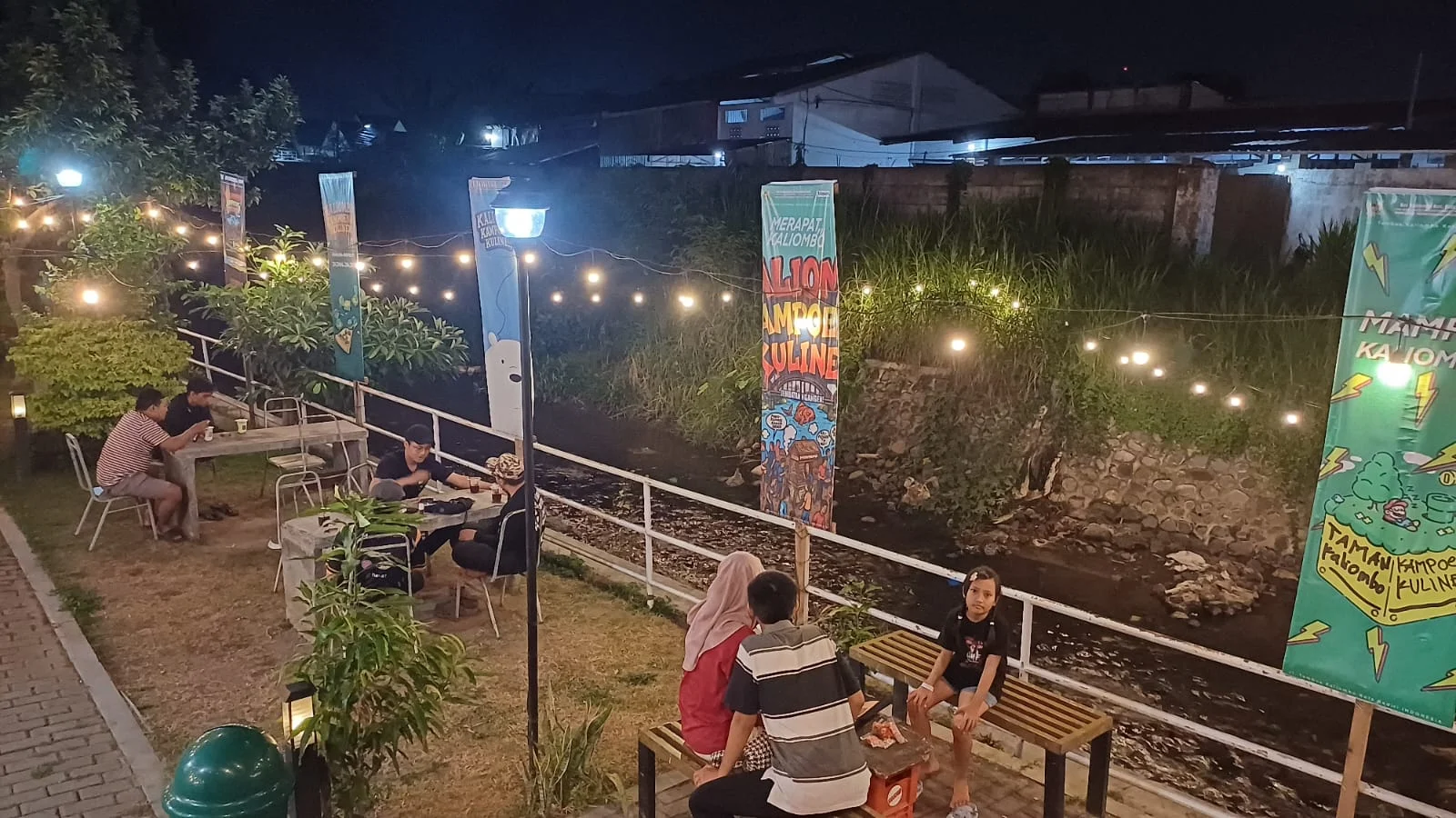 Tren Cafe Estetik Tepi Sungai di Kediri: Potensi Wisata Baru yang Menjanjikan