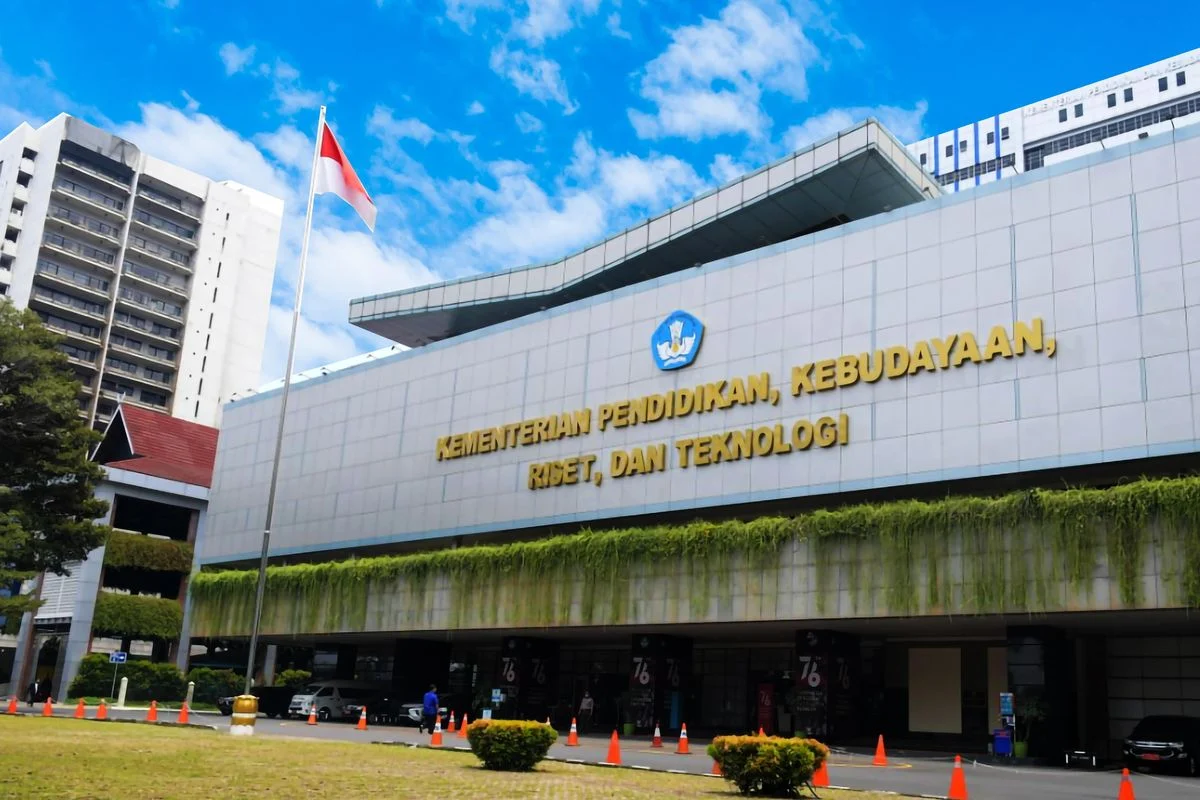 Universitas Republik Indonesia: Pemerintah Pastikan Tak Ubah Fungsi Kemendiktisaintek