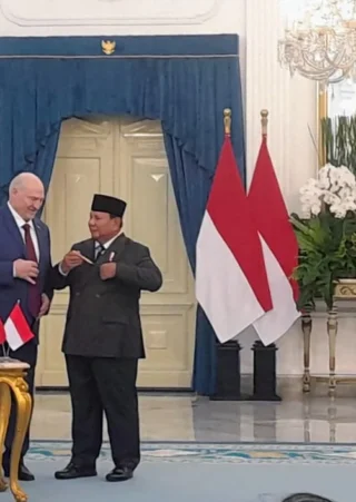 Usai Upacara Penyambutan, Presiden Belarus Hadiahi Presiden Prabowo Pulpen Emas
